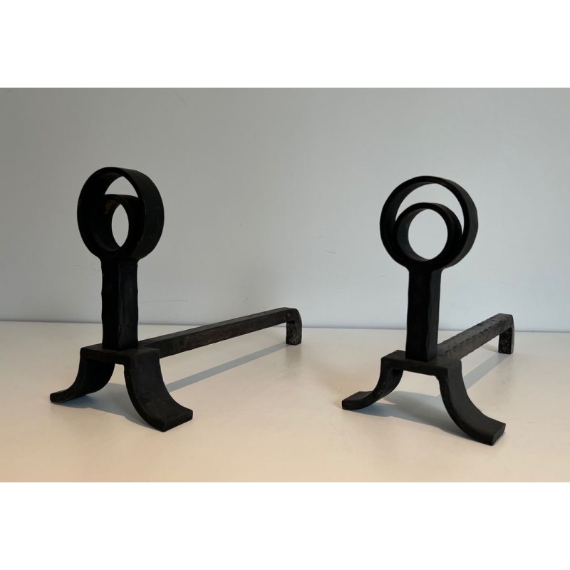 Paire de Chenets Modernistes en Fonte et Fer Forgé à Anneaux dans le Goût de Jacques Adnet. France. Vers 1940.