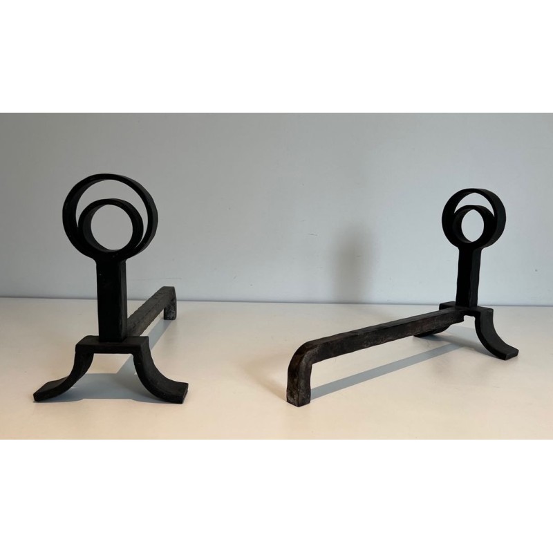 Paire de Chenets Modernistes en Fonte et Fer Forgé à Anneaux dans le Goût de Jacques Adnet. France. Vers 1940.