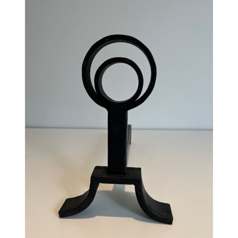 Paire de Chenets Modernistes en Fonte et Fer Forgé à Anneaux dans le Goût de Jacques Adnet. France. Vers 1940.