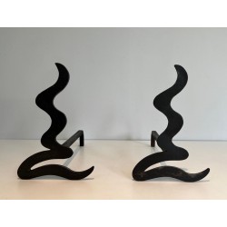 Paire de Chenets Modernistes en Acier à Silhouette Ondulante Découpée. France. Vers 1970.