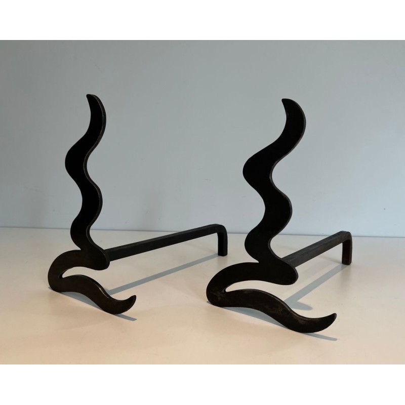 Paire de Chenets Modernistes en Acier à Silhouette Ondulante Découpée. France. Vers 1970.