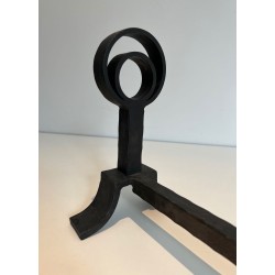 Paire de Chenets Modernistes en Fonte et Fer Forgé à Anneaux dans le Goût de Jacques Adnet. France. Vers 1940.
