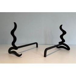Paire de Chenets Modernistes en Acier à Silhouette Ondulante Découpée. France. Vers 1970.