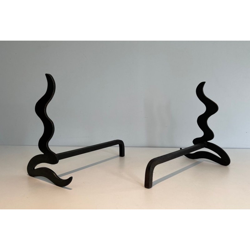 Paire de Chenets Modernistes en Acier à Silhouette Ondulante Découpée. France. Vers 1970.