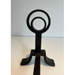 Paire de Chenets Modernistes en Fonte et Fer Forgé à Anneaux dans le Goût de Jacques Adnet. France. Vers 1940.
