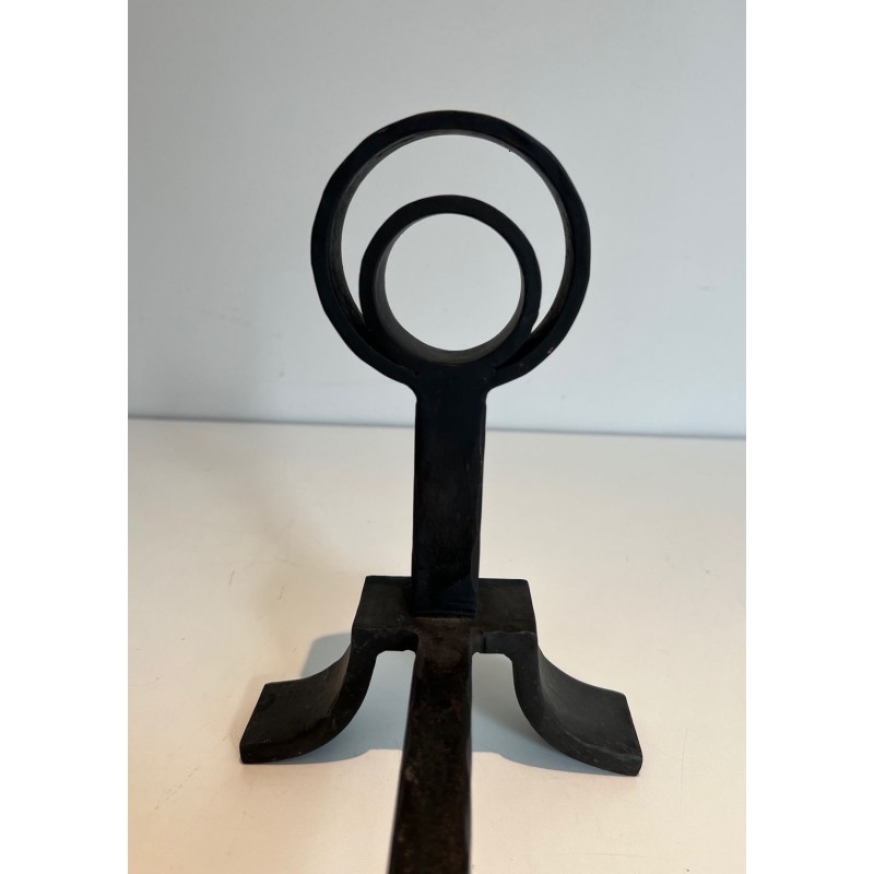 Paire de Chenets Modernistes en Fonte et Fer Forgé à Anneaux dans le Goût de Jacques Adnet. France. Vers 1940.