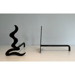 Paire de Chenets Modernistes en Acier à Silhouette Ondulante Découpée. France. Vers 1970.