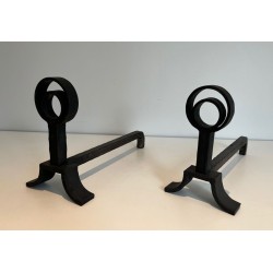 Paire de Chenets Modernistes en Fonte et Fer Forgé à Anneaux dans le Goût de Jacques Adnet. France. Vers 1940.