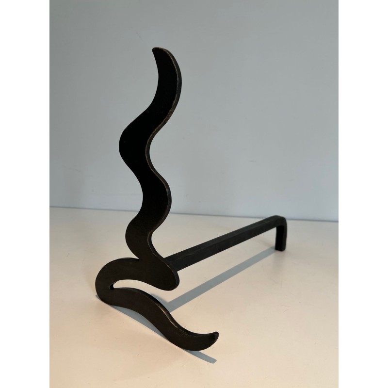 Paire de Chenets Modernistes en Acier à Silhouette Ondulante Découpée. France. Vers 1970.