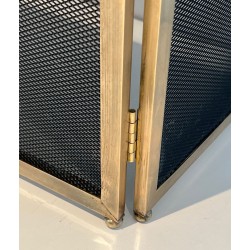 Pare-Feu Pliant à Trois Panneaux Moderniste en Laiton et Grillage à Profils Arrondis. France. Vers 1970.