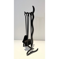 Nécessaire de Feu Moderniste en Métal Laqué Noir à Manches Plats Sinueux. France. Vers 1970.