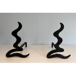 Paire de Chenets Modernistes en Acier à Silhouette Ondulante Découpée. France. Vers 1970.