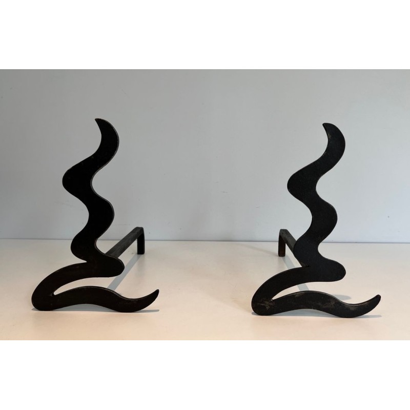 Paire de Chenets Modernistes en Acier à Silhouette Ondulante Découpée. France. Vers 1970.