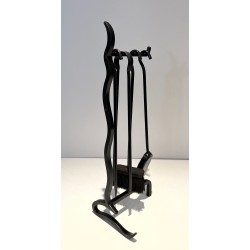 Nécessaire de Feu Moderniste en Métal Laqué Noir à Manches Plats Sinueux. France. Vers 1970.