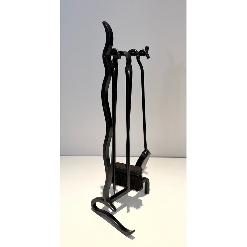 Nécessaire de Feu Moderniste en Métal Laqué Noir à Manches Plats Sinueux. France. Vers 1970.