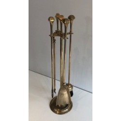 Nécessaire de Feu Néoclassique en Laiton à Manches Torsadés et Finials à Boule sur Support. France. Vers 1970.