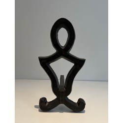 Paire de Chenets en Fer Forgé à Finials en Boucle Ovale et Montants en Sablier par Raymond Subes. France. Vers 1940.