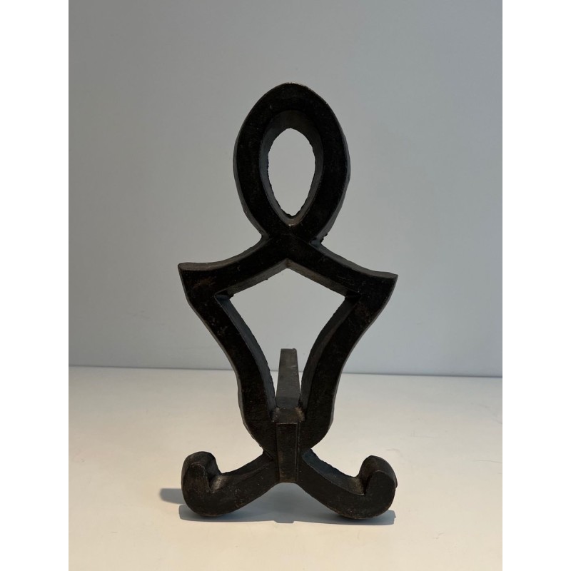 Paire de Chenets en Fer Forgé à Finials en Boucle Ovale et Montants en Sablier par Raymond Subes. France. Vers 1940.