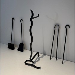 Nécessaire de Feu Moderniste en Métal Laqué Noir à Manches Plats Sinueux. France. Vers 1970.