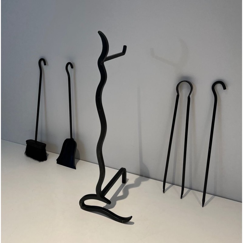 Nécessaire de Feu Moderniste en Métal Laqué Noir à Manches Plats Sinueux. France. Vers 1970.