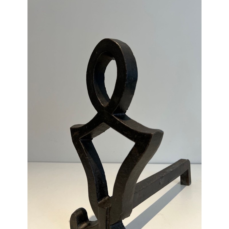 Paire de Chenets en Fer Forgé à Finials en Boucle Ovale et Montants en Sablier par Raymond Subes. France. Vers 1940.