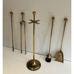 Nécessaire de Feu Néoclassique en Laiton à Manches Torsadés et Finials à Boule sur Support. France. Vers 1970.