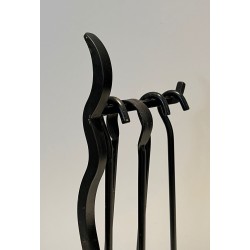 Nécessaire de Feu Moderniste en Métal Laqué Noir à Manches Plats Sinueux. France. Vers 1970.