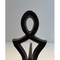 Paire de Chenets en Fer Forgé à Finials en Boucle Ovale et Montants en Sablier par Raymond Subes. France. Vers 1940.