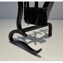 Nécessaire de Feu Moderniste en Métal Laqué Noir à Manches Plats Sinueux. France. Vers 1970.