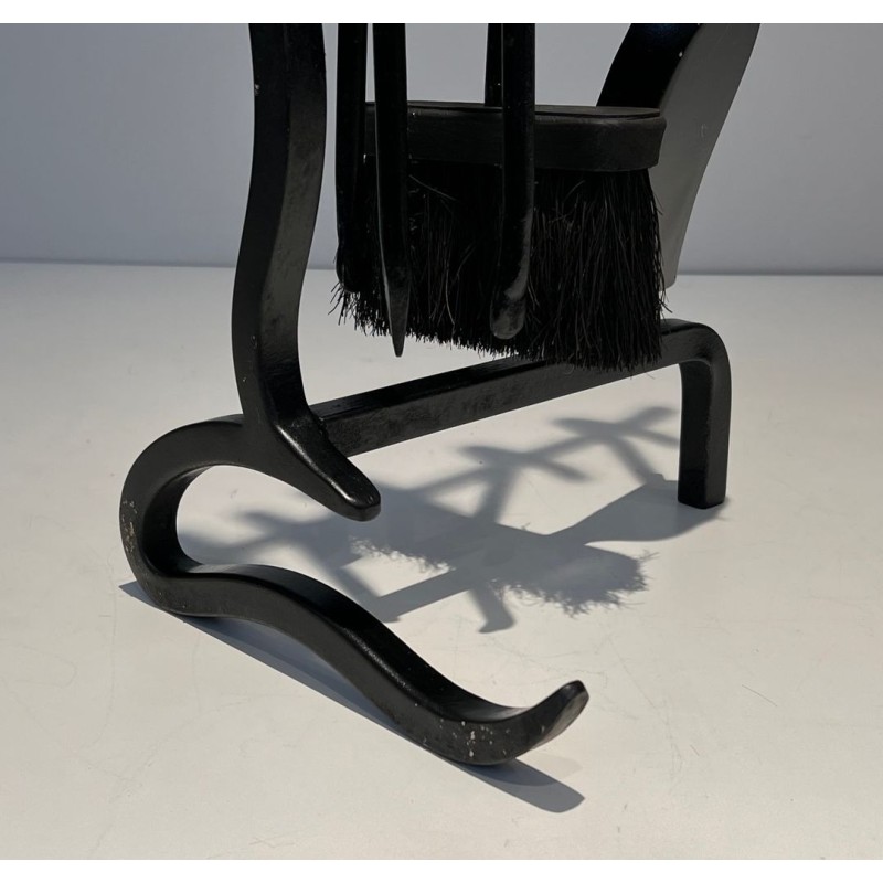 Nécessaire de Feu Moderniste en Métal Laqué Noir à Manches Plats Sinueux. France. Vers 1970.