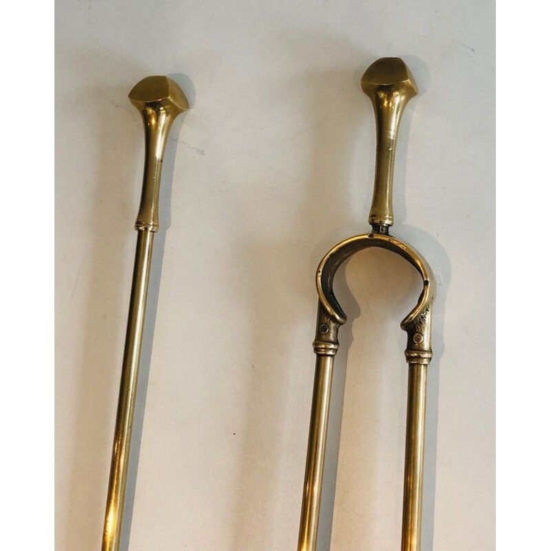 Nécessaire de Feu Néoclassique en Laiton à Manches Torsadés et Finials à Boule sur Support. France. Vers 1970.