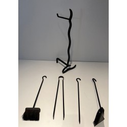 Nécessaire de Feu Moderniste en Métal Laqué Noir à Manches Plats Sinueux. France. Vers 1970.