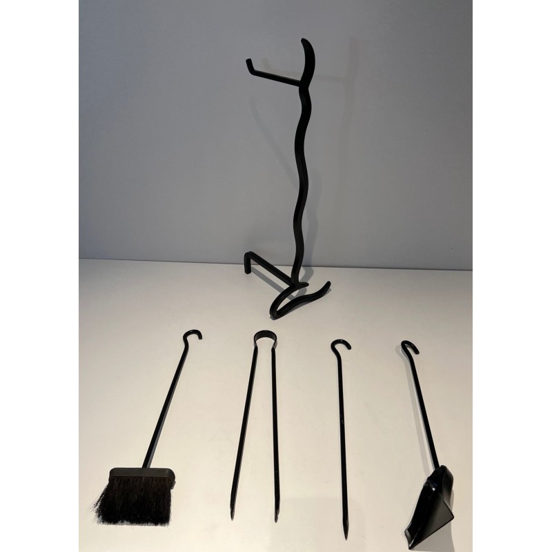 Nécessaire de Feu Moderniste en Métal Laqué Noir à Manches Plats Sinueux. France. Vers 1970.