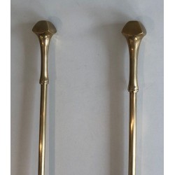 Nécessaire de Feu Néoclassique en Laiton à Manches Torsadés et Finials à Boule sur Support. France. Vers 1970.