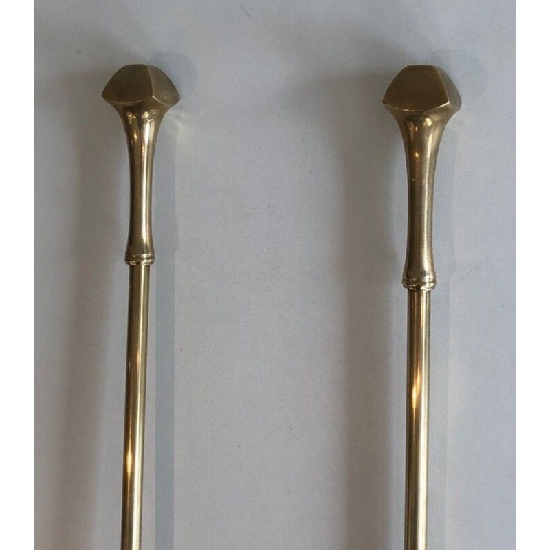 Nécessaire de Feu Néoclassique en Laiton à Manches Torsadés et Finials à Boule sur Support. France. Vers 1970.