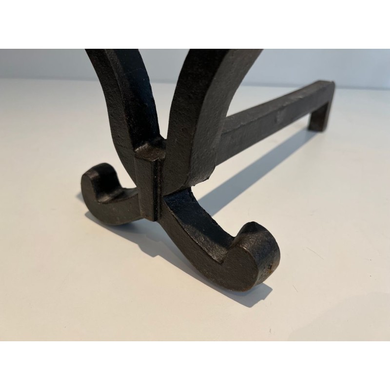 Paire de Chenets en Fer Forgé à Finials en Boucle Ovale et Montants en Sablier par Raymond Subes. France. Vers 1940.