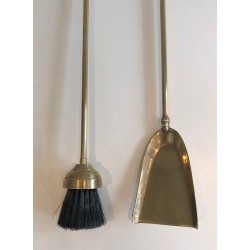 Nécessaire de Feu Néoclassique en Laiton à Manches Torsadés et Finials à Boule sur Support. France. Vers 1970.