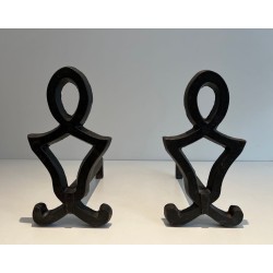 Paire de Chenets en Fer Forgé à Finials en Boucle Ovale et Montants en Sablier par Raymond Subes. France. Vers 1940.