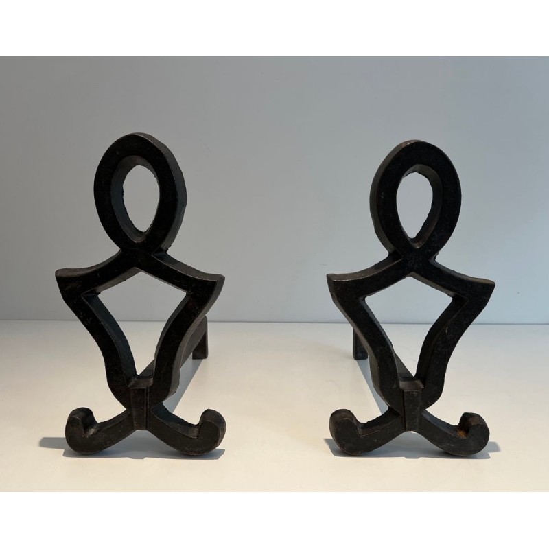 Paire de Chenets en Fer Forgé à Finials en Boucle Ovale et Montants en Sablier par Raymond Subes. France. Vers 1940.
