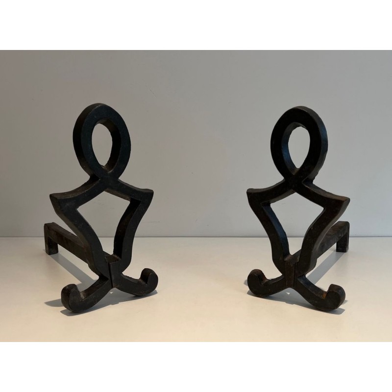 Paire de Chenets en Fer Forgé à Finials en Boucle Ovale et Montants en Sablier par Raymond Subes. France. Vers 1940.