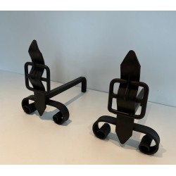 Paire de Chenets en Fer Forgé à Finials Flamme et Ceinture Rectangulaire. France. Vers 1950.