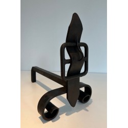 Paire de Chenets en Fer Forgé à Finials Flamme et Ceinture Rectangulaire. France. Vers 1950.