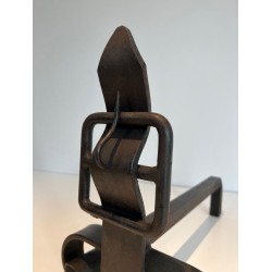 Paire de Chenets en Fer Forgé à Finials Flamme et Ceinture Rectangulaire. France. Vers 1950.
