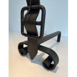 Paire de Chenets en Fer Forgé à Finials Flamme et Ceinture Rectangulaire. France. Vers 1950.