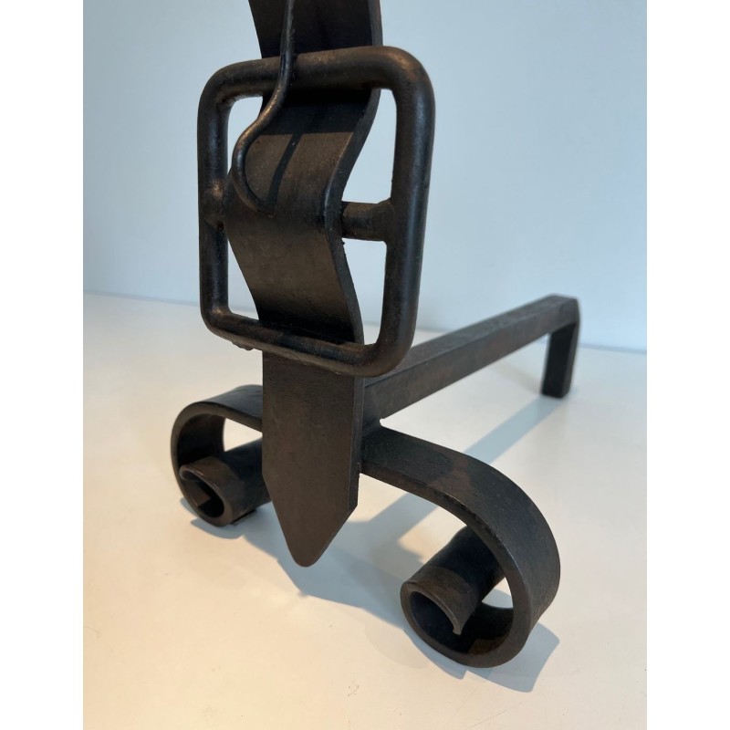 Paire de Chenets en Fer Forgé à Finials Flamme et Ceinture Rectangulaire. France. Vers 1950.