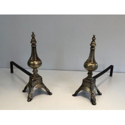Paire de Chenets en Bronze Cisélé et Fer Forgé de Style Louis XVI à Finials en Urne. France. XIXe Siècle.