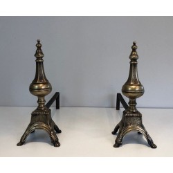 Paire de Chenets en Bronze Cisélé et Fer Forgé de Style Louis XVI à Finials en Urne. France. XIXe Siècle.