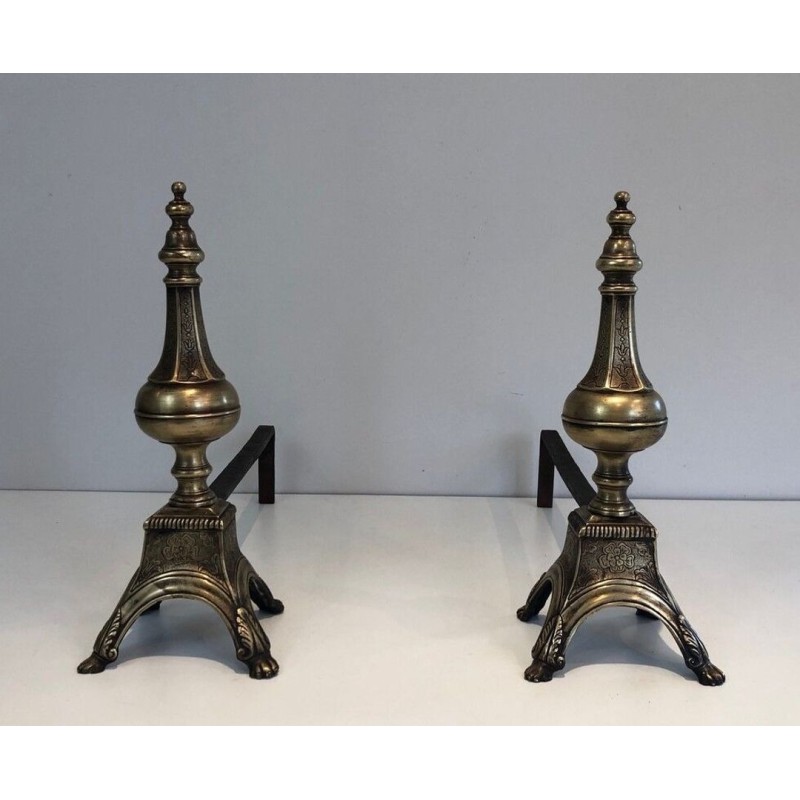 Paire de Chenets en Bronze Cisélé et Fer Forgé de Style Louis XVI à Finials en Urne. France. XIXe Siècle.