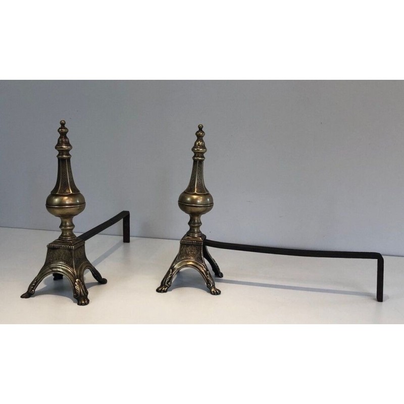 Paire de Chenets en Bronze Cisélé et Fer Forgé de Style Louis XVI à Finials en Urne. France. XIXe Siècle.