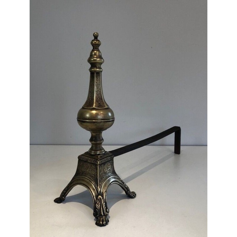 Paire de Chenets en Bronze Cisélé et Fer Forgé de Style Louis XVI à Finials en Urne. France. XIXe Siècle.